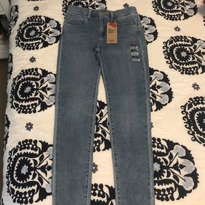 Levi light wash denim skinny jeans.